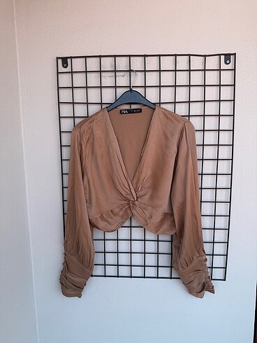 Zara saten crop bluz
