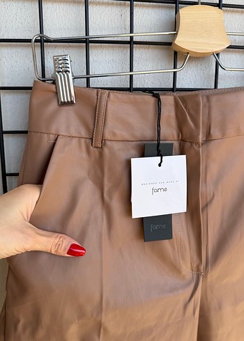 Kemerli Bej Mini Deri Kadın Pantolon - Görsel 2