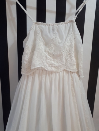 Bershka Bershka beyaz sifon güpür detaylı uzun çok şık bir elbise