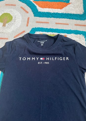 6 Yaş Beden Tommy Hilfiger Lacivert Baskılı Tişört 6-7 yaş