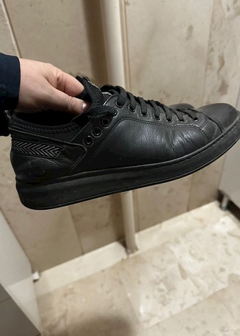 Fabrika Siyah Deri Sneaker Siklik Ve Rahatlik Bir Arada