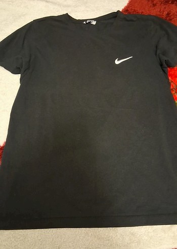 Nike Siyah Swooshlu Rahat Tisort