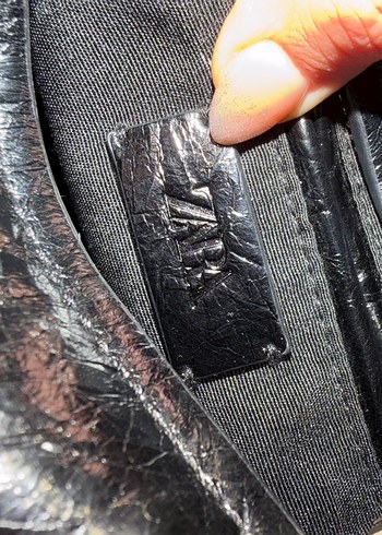 Metal kulplu siyah çanta - Görsel 2