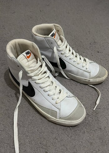 Nike Beyaz Siyah Swooshlu Retro Sneaker