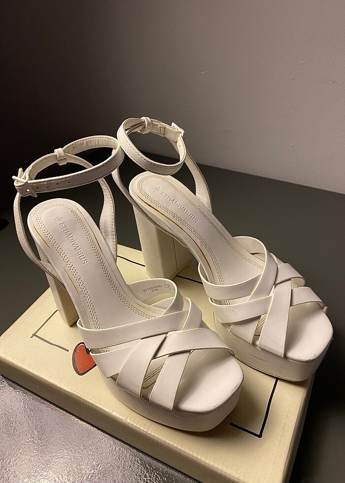 Stradivarius gelinlik ayakkabısı - Görsel 2