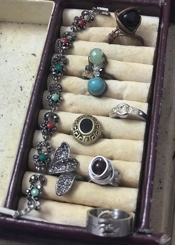 Beden haki Renk Yüzükler ve taşlı bileklik hepsi 500 TL