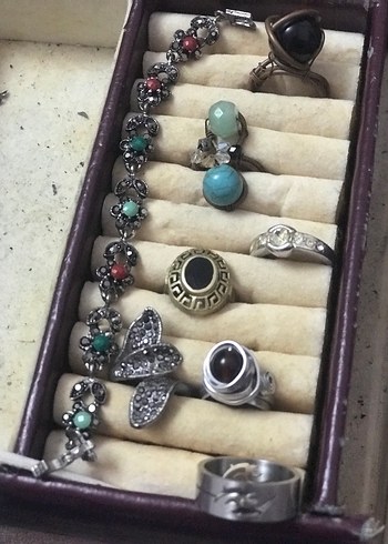 Yüzükler ve taşlı bileklik hepsi 500 TL