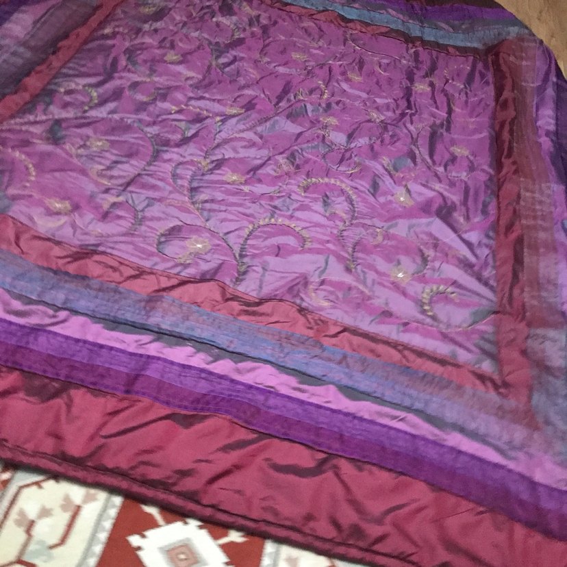 İşlemeli Parlak Mor Yatak Örtüsü - Görsel 2