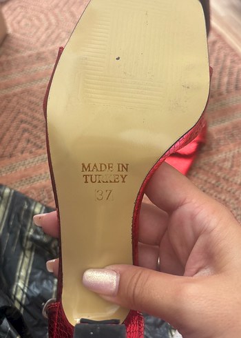 Zara Parlak Kırmızı Yılan Derisi Desenli Stiletto
