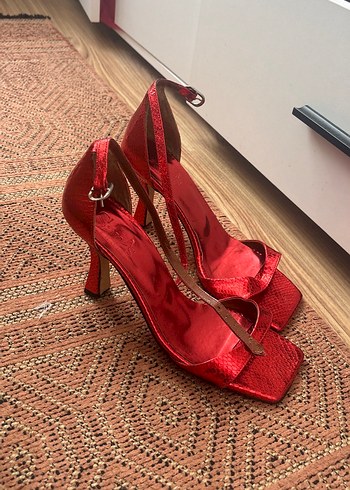 37 Beden Parlak Kırmızı Yılan Derisi Desenli Stiletto