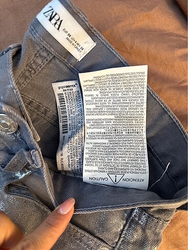 s Beden Anında sold out olan yumuşacık gümüş baskılı jean