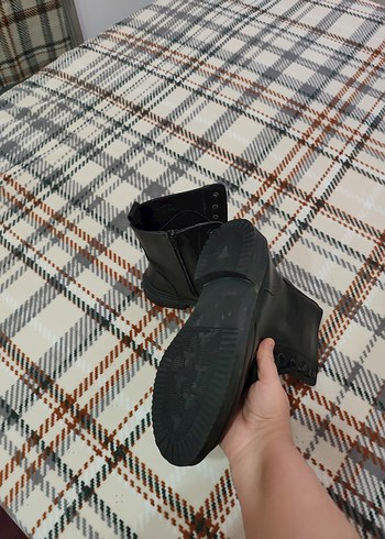 Kare Desenli Tokalı Siyah Deri Kadın Bot - Görsel 3