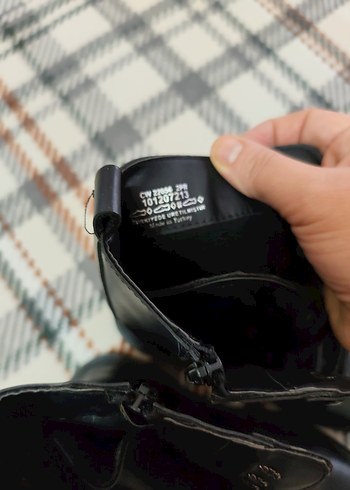 Kare Desenli Tokalı Siyah Deri Kadın Bot - Görsel 4