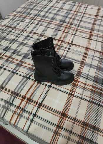 Kare Desenli Tokalı Siyah Deri Kadın Bot - Görsel 2