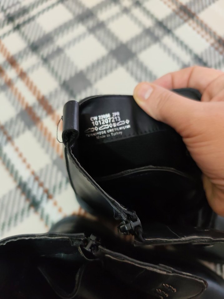 Kare Desenli Tokalı Siyah Deri Kadın Bot - Görsel 4