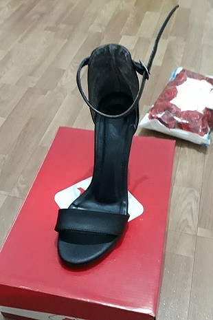 Zara 36 numara siyah bantlı ayakkabı