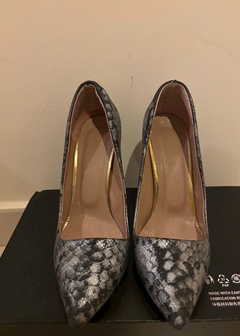 Diğer Sikligin Ve Zarafetin Surprizi Gri Siyah Yilan Desenli Stiletto