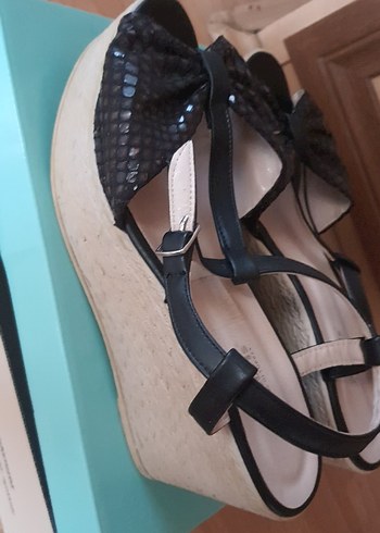 Polaris Siyah Dolgu Topuklu Kadın Sandalet
