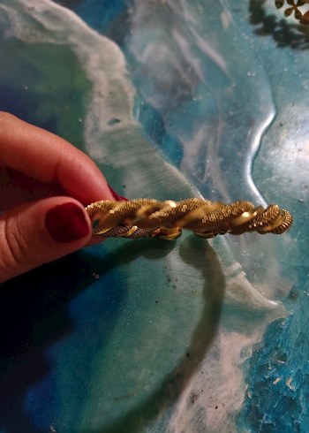 Altın Renkli Zincir Detaylı Burgu Desenli Çelik Bileklik - Görsel 2