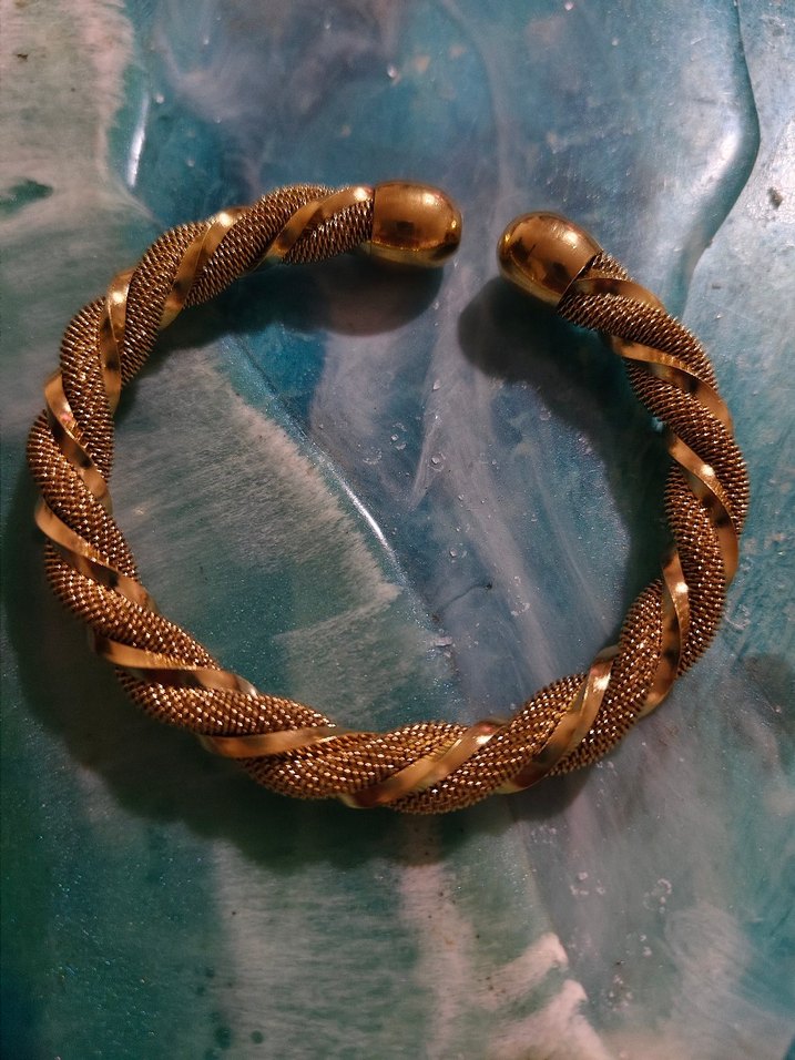 Altın Renkli Zincir Detaylı Burgu Desenli Çelik Bileklik - Görsel 3