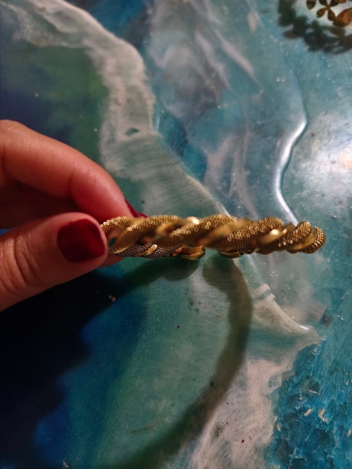 Altın Renkli Zincir Detaylı Burgu Desenli Çelik Bileklik - Görsel 2