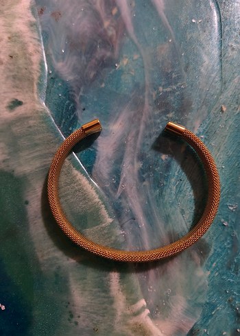 Altın Renkli Elastik Yılan Desenli Çelik Bileklik - Görsel 3