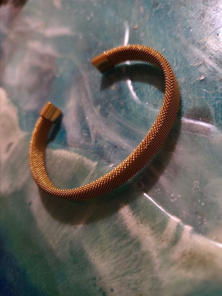 Altın Renkli Elastik Yılan Desenli Çelik Bileklik - Görsel 2