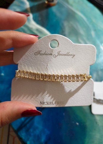 Sıra Taşlı Zincir Detaylı Altın Renk Kadın Bileklik - Görsel 5