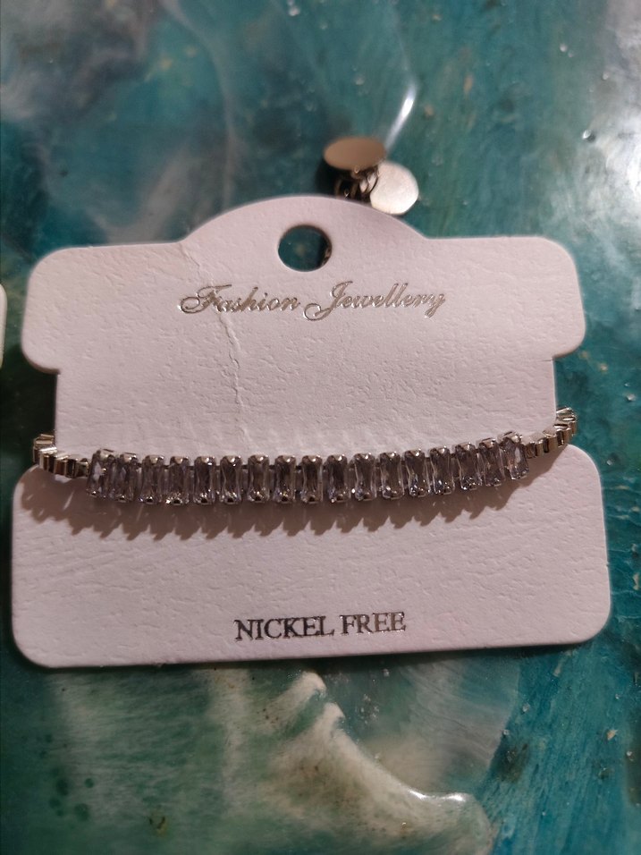 Sıra Taşlı Zincir Detaylı Altın Renk Kadın Bileklik - Görsel 4