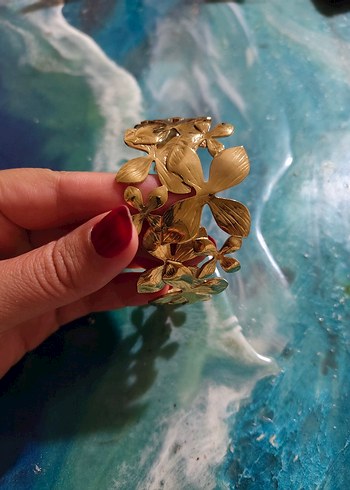 Altın Renkli Çiçek Desenli Çelik Bileklik - Görsel 4