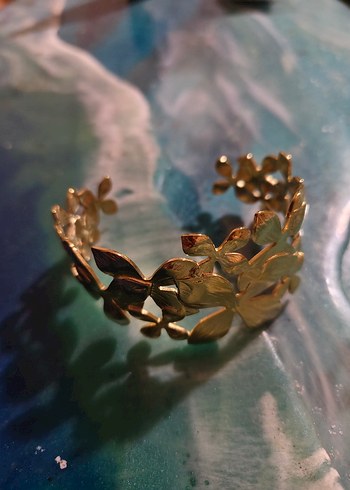 Altın Renkli Çiçek Desenli Çelik Bileklik - Görsel 2