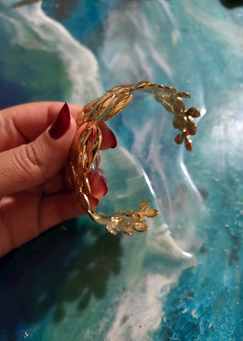 Altın Renkli Çiçek Desenli Çelik Bileklik - Görsel 3