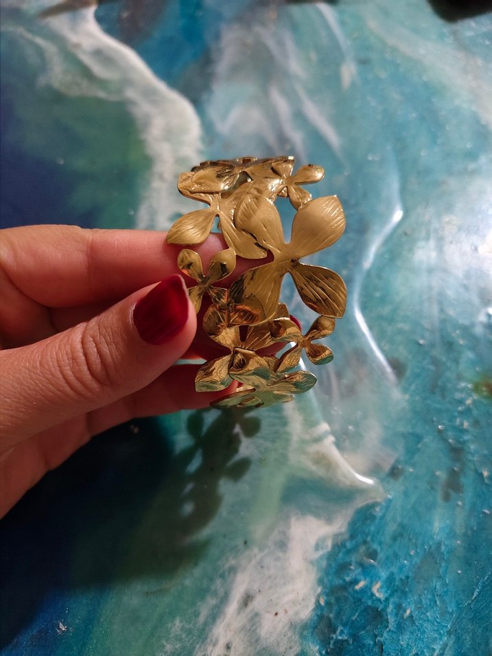 Altın Renkli Çiçek Desenli Çelik Bileklik - Görsel 4