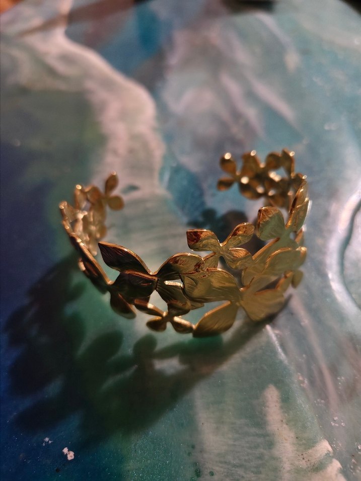 Altın Renkli Çiçek Desenli Çelik Bileklik - Görsel 2