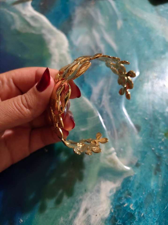 Altın Renkli Çiçek Desenli Çelik Bileklik - Görsel 3