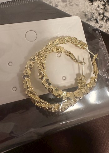 Altın Renkli Parlak Midi Halka Küpe - Görsel 3