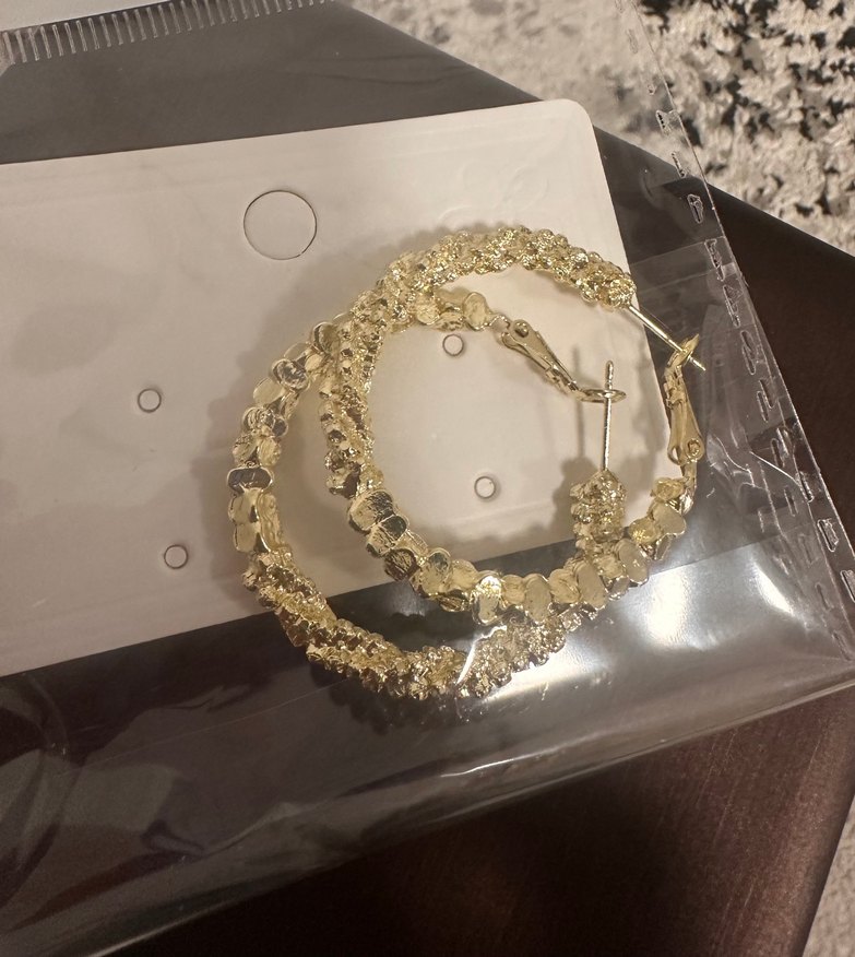 Altın Renkli Parlak Midi Halka Küpe - Görsel 3