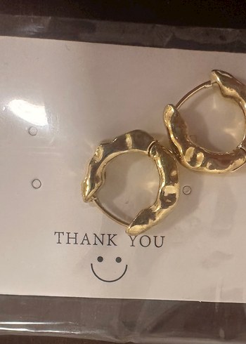 Parlak Altın Geometrik Desenli Midi Küpeler - Görsel 3