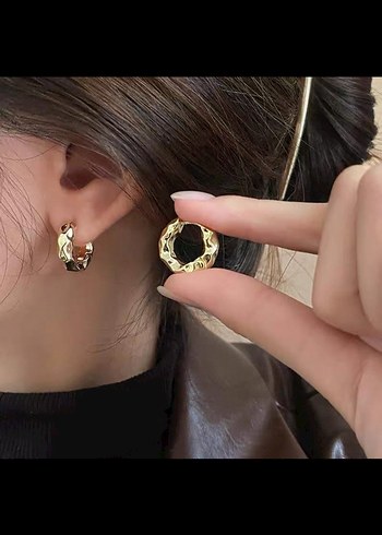 Parlak Altın Geometrik Desenli Midi Küpeler - Görsel 2