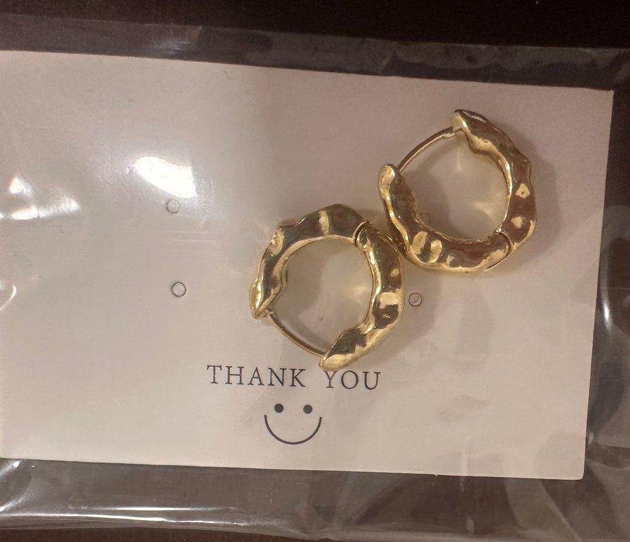 Parlak Altın Geometrik Desenli Midi Küpeler - Görsel 3