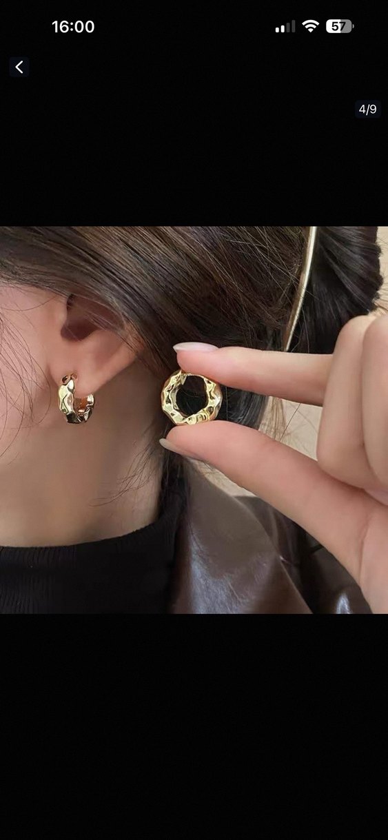 Parlak Altın Geometrik Desenli Midi Küpeler - Görsel 2