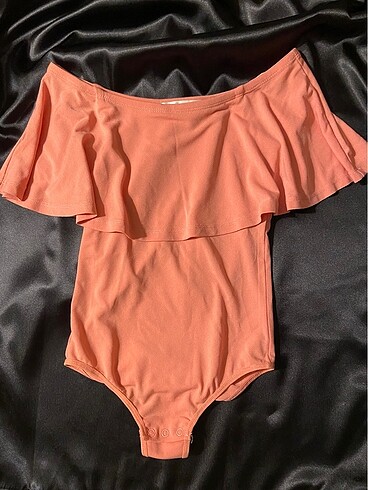 Forever New omuzları açık body