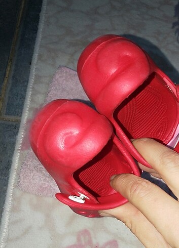 Kırmızı sandalet 