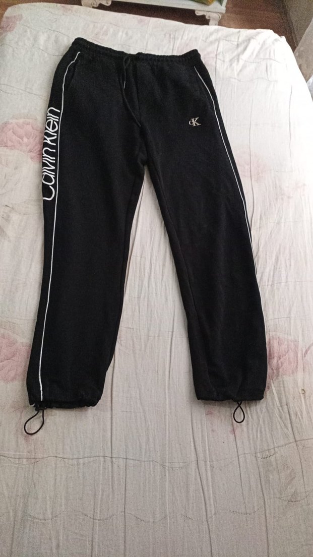 Calvin Klein Siyah Fermuarlı Spor Ceket ve alt kombin — görsel 5/6