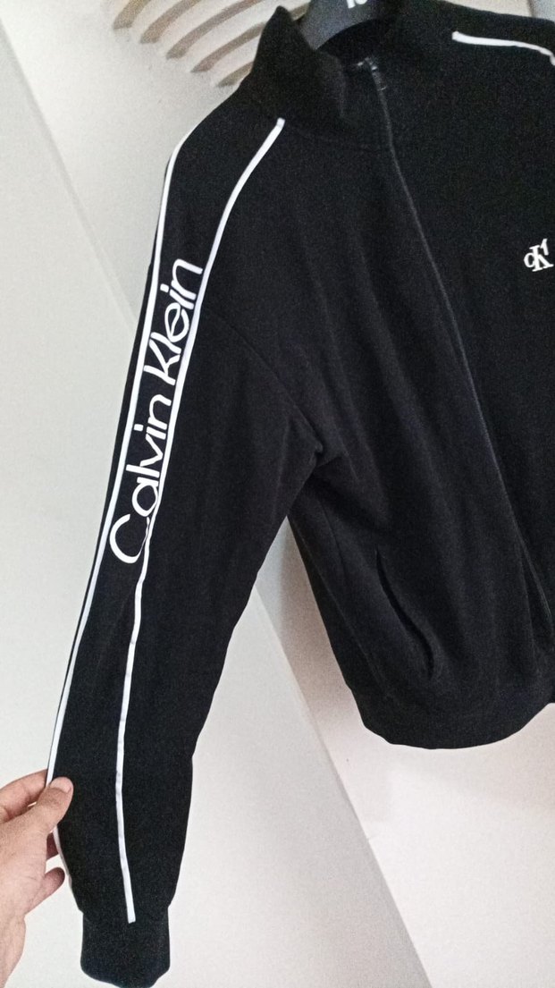 Calvin Klein Siyah Fermuarlı Spor Ceket ve alt kombin — görsel 3/6
