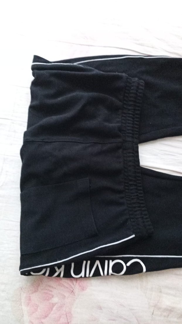 Calvin Klein Siyah Fermuarlı Spor Ceket ve alt kombin — görsel 6/6