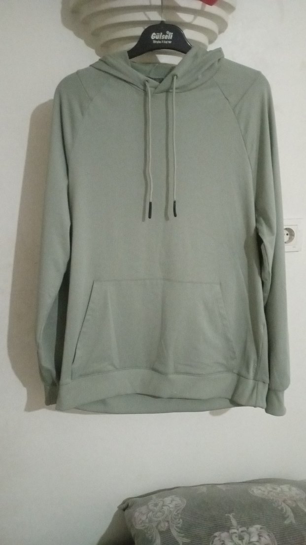 Rahat ve Şık Adaçayı Yeşili Kapüşonlu Sweatshirt — görsel 2/3