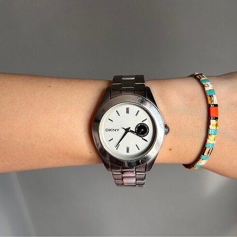 Dkny saat