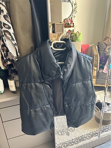 Stradivarius crop yelek