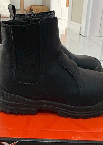 Erkek Çocuk Siyah Deri Görünümlü Bot